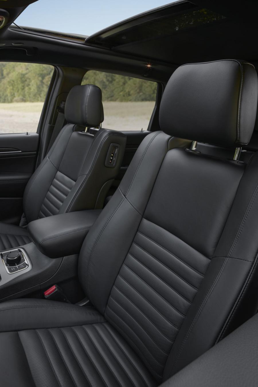 Интерьер Jeep Grand Cherokee Sterling Edition (WK2) 2017 года  (фото 2 из 6)